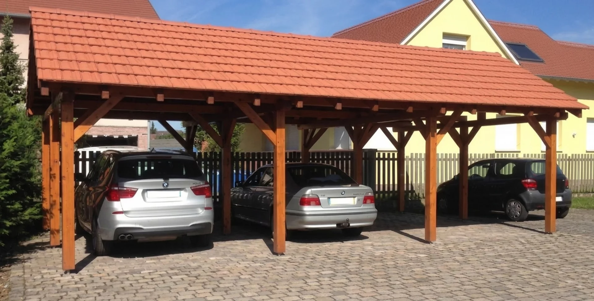 Abri 2 pans d&eacute;cal&eacute;s 3 voitures 12 poteaux